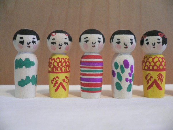 ターンテーブルで絵付けする「こけし」